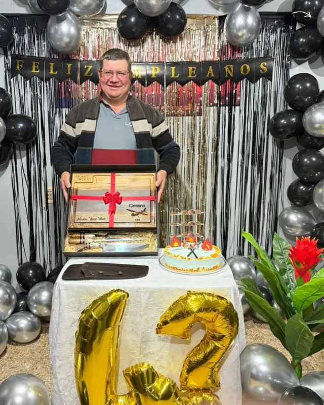 Cliente celebrando con su set Heartwood