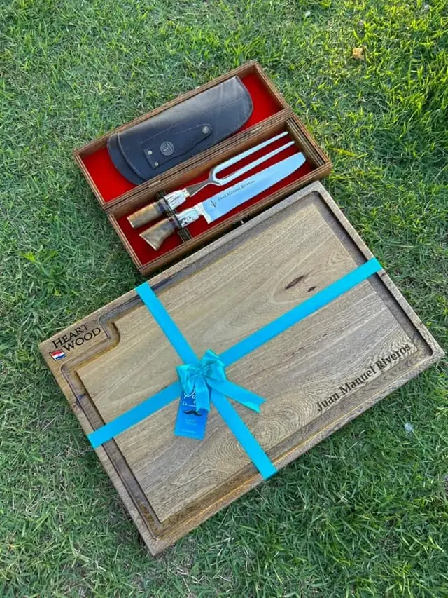 Tabla y cuchillo personalizados sobre el césped