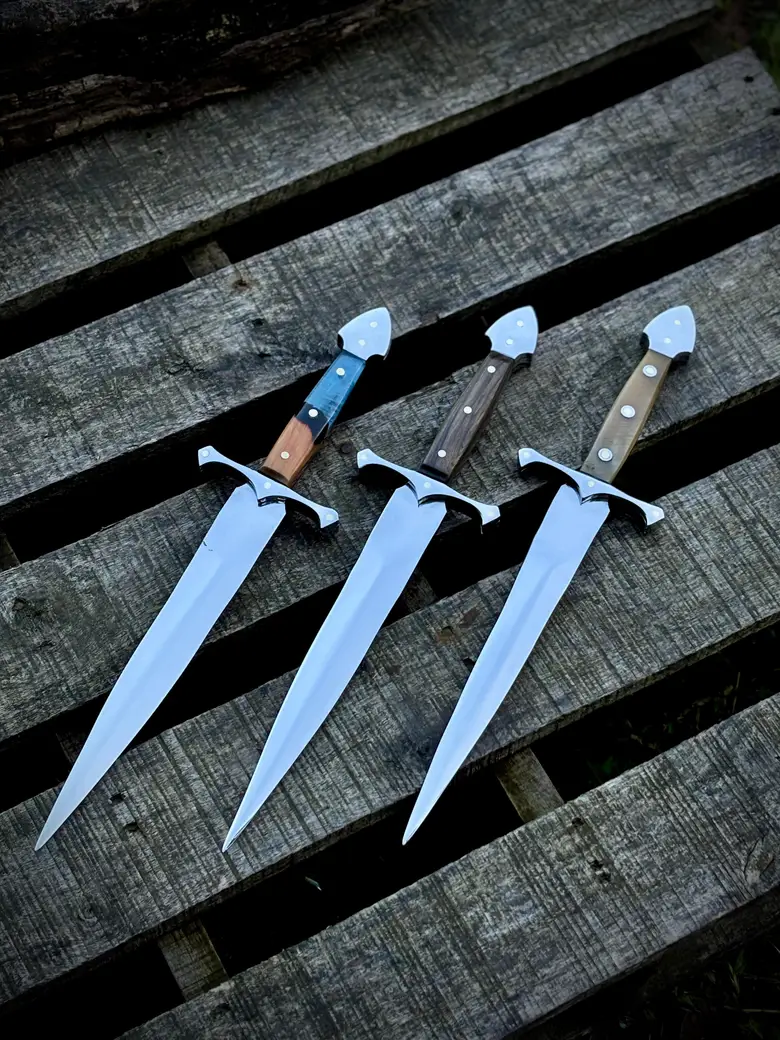 Cuchillo artesanal de Heartwood frente a la forja