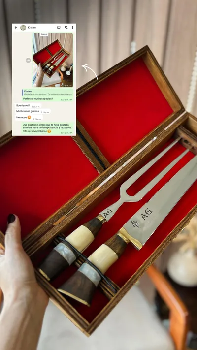 Conversación de WhatsApp de Kristen junto al set de asado en su estuche de madera forrado en rojo