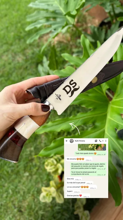 Conversación de WhatsApp de Ruth P. junto al cuchillo artesanal con grabado personalizado